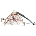 Kinder spielen auf einer Kletterpyramide mit Rutsche und Kletterseil