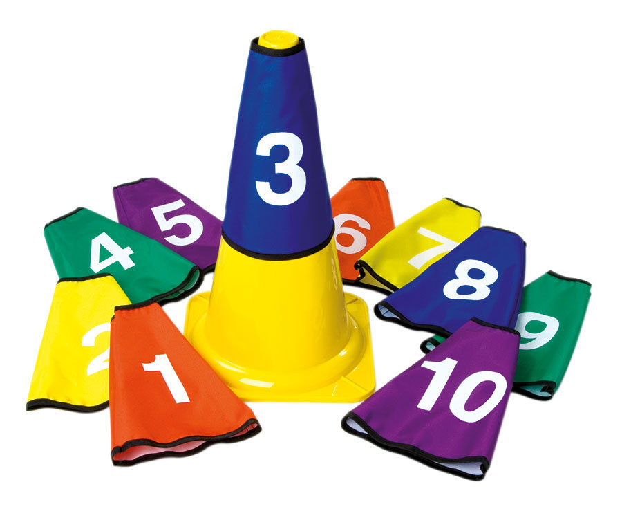 Un cône marqueur jaune avec une numérotation bleue et plusieurs revêtements colorés numérotés tout autour.