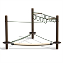 Hölzernes Klettergerüst mit Seilen und Brücke für Spielplätze