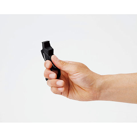 Gros plan sur un ouvre-bouteille compact tenu par une main. Parfait pour les déplacements et facile à utiliser.