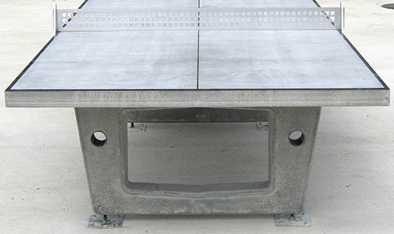 Robuste Tischtennisplatte für den Außenbereich, gefertigt aus Beton, ausgestattet mit einem Metallnetz