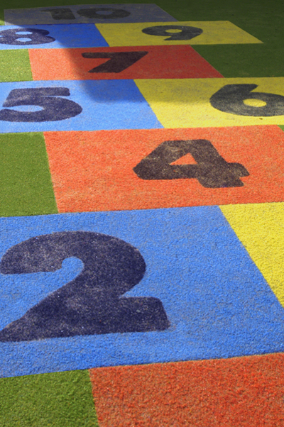 Terrain de jeu gonflable coloré composé de cases à chiffres sur une aire de jeux