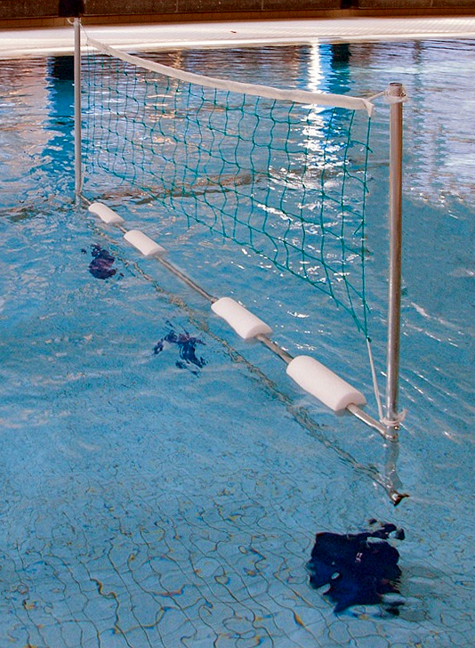 Ein schwimmendes Volleyballnetz im Pool, bereit für Wasser-Volleyballspiele.