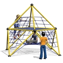 Kinder klettern auf einer stabilen Kletterpyramide aus Seilen und Metallstangen.