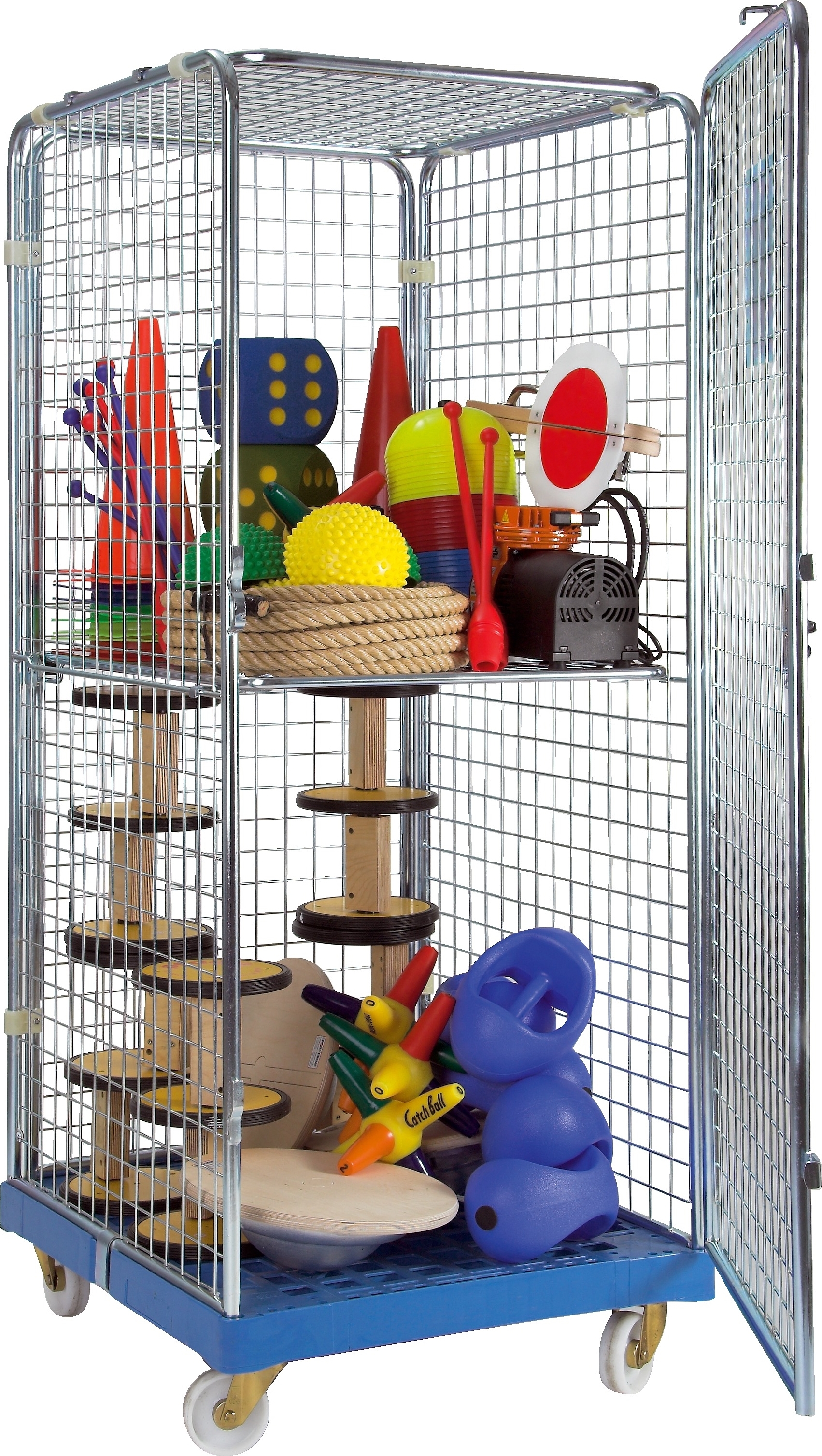 Chariot en métal avec différents équipements de jeu tels que balles, quilles et planches d'équilibre, idéal pour le sport et les loisirs