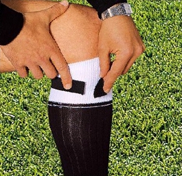 La personne adapte la bande élastique de sport aux chaussettes pour un meilleur maintien