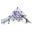 Kinder spielen auf einer großen Kletterpyramide mit integriertem Kletterseil und Rutsche