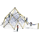 Kinder spielen auf einer großen Kletterpyramide mit Seilen und Netzstrukturen