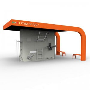 Outdoor Kletterturm mit multifunktionalen Elementen und orangefarbenem Überdachungssystem