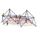 Kinder klettern auf einer großen Kletterpyramide mit roten Netzen und blauer Struktur im Freien