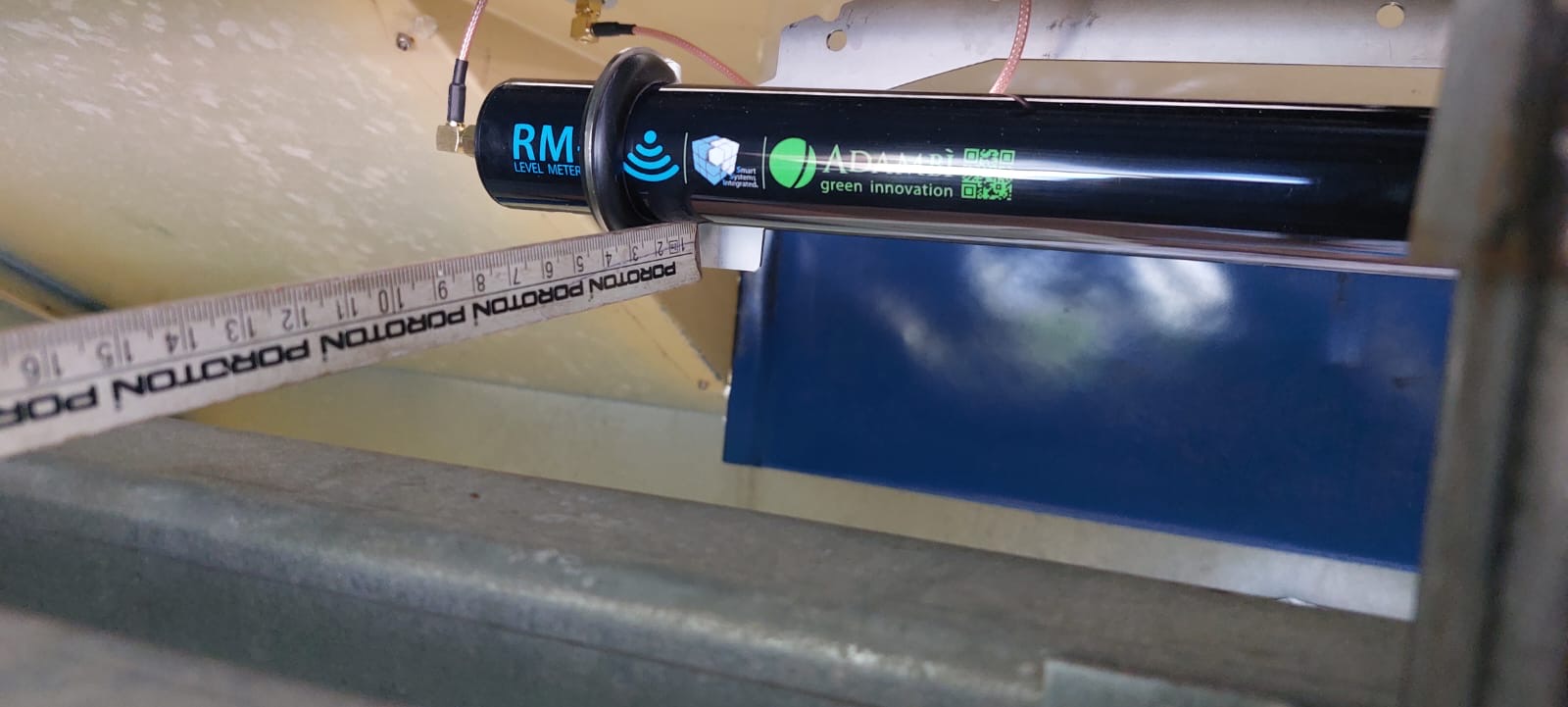 Nahaufnahme eines Smart Level Meters, das mit einem Messgerät und umweltfreundlichen Features ausgestattet ist