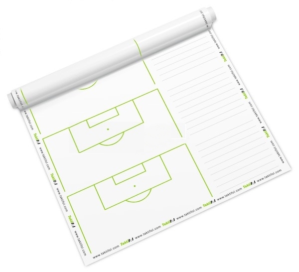 Un bloc tactique avec des diagrammes de terrain de football verts et des lignes pour prendre des notes, idéal pour les entraîneurs pour la planification stratégique.