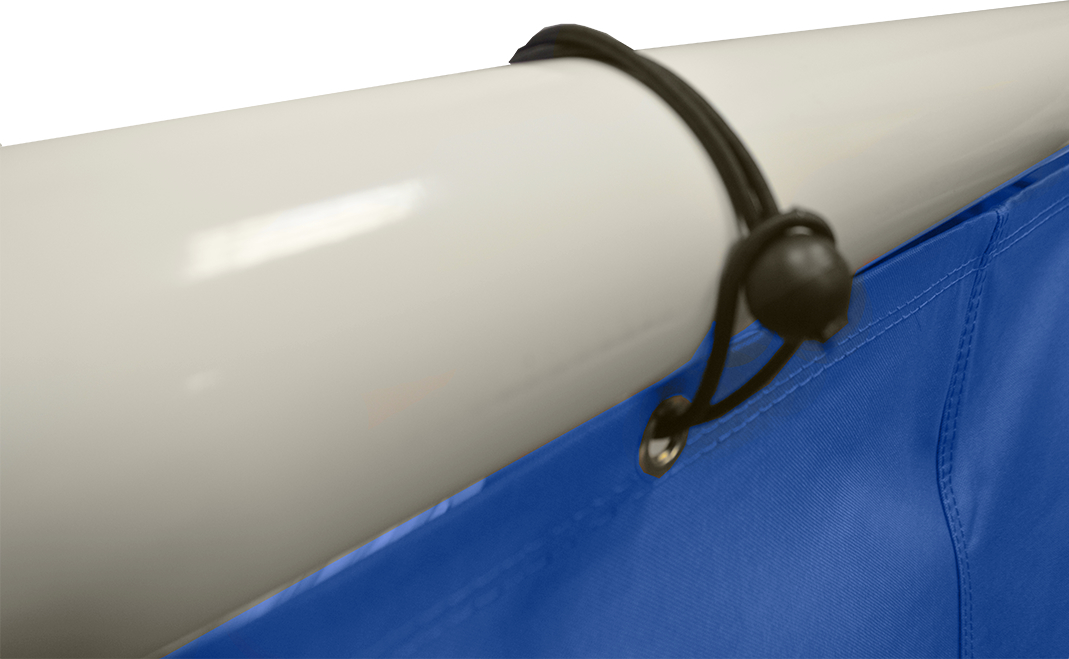 Gros plan sur une bâche bleue, fixée à un tube blanc à l'aide d'un tendeur en caoutchouc noir et d'un œillet