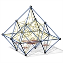 Komplexe geometrische Struktur mit blauen Stäben und gelben Fäden, die ein kunstvolles Muster bilden.