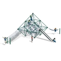 Kinder spielen an einer Kletterpyramide mit Netz und Rutsche auf einem Spielplatz.