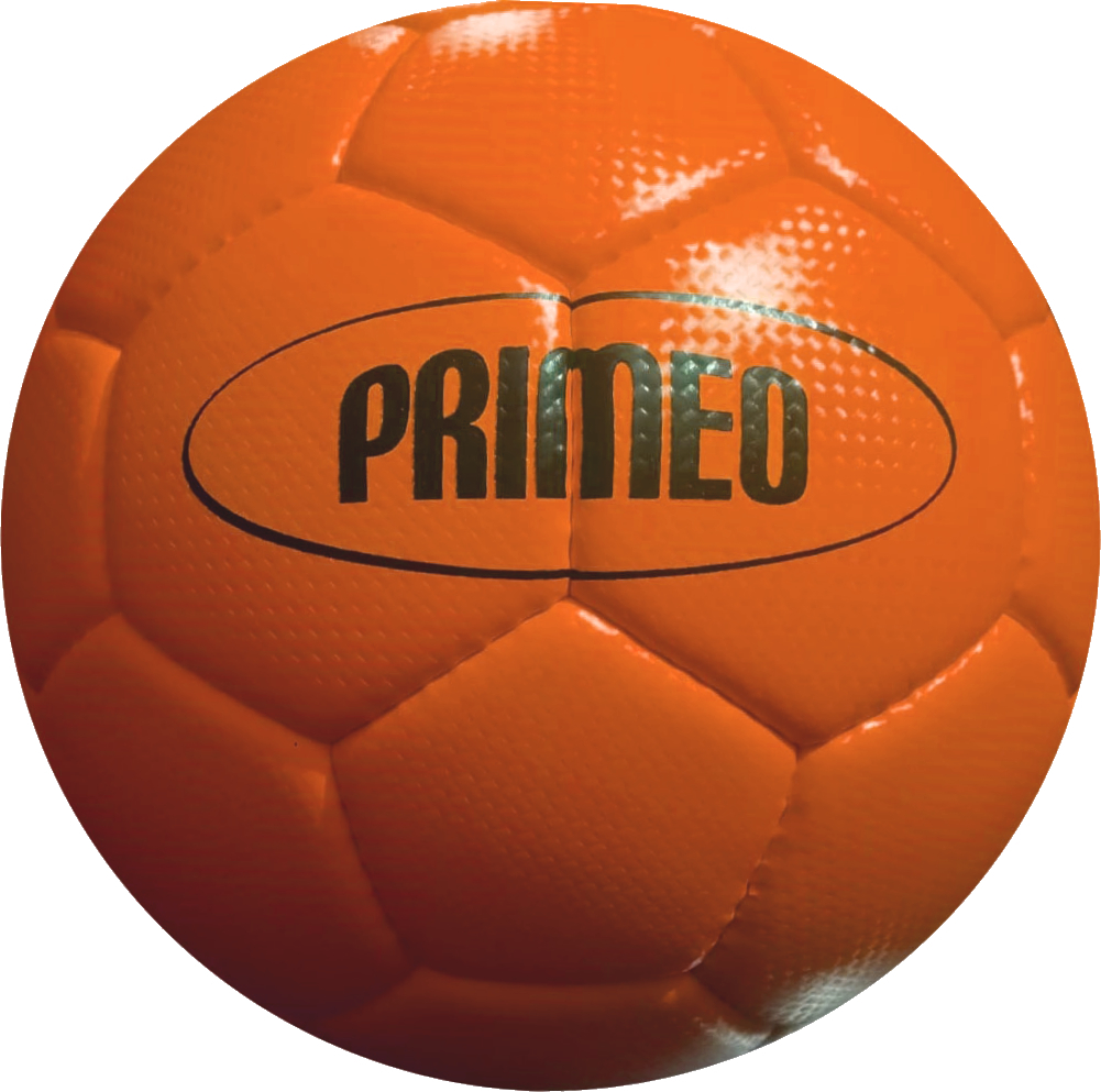 Un ballon de football PRIMEO orange à motif structuré est présenté.