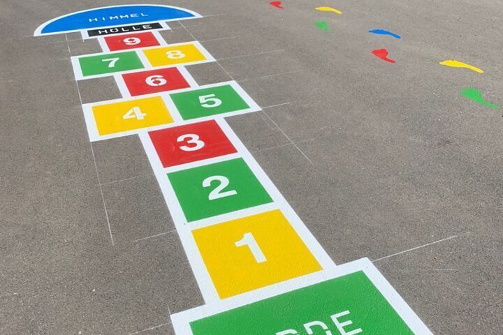 Graphique de jeu de ciel et d'enfer coloré dans une cour d'école