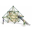 Kinder spielen auf einer Kletterpyramide mit Rutsche auf einem Spielplatz