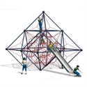Kinder spielen auf einem pyramidenförmigen Klettergerüst mit Netzstruktur und Rutsche