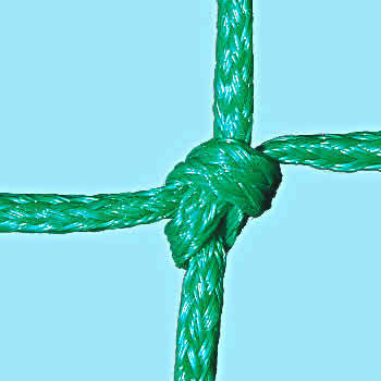 Détail d'un nœud vert dans un filet plastique bleu