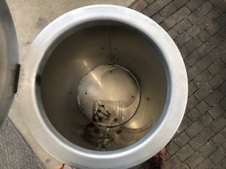 L'intérieur d'un récipient cylindrique en métal argenté, probablement à usage industriel ou commercial.
