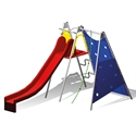 Ein Klettergerüst mit roter Rutsche und blauer Kletterwand für Kinder