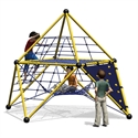 Drei Kinder spielen auf einem pyramidenförmigen Klettergerüst mit gelben Stangen und blauen Seilen.