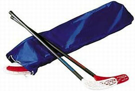Deux raquettes de floorball avec palettes rouges et un sac de transport bleu
