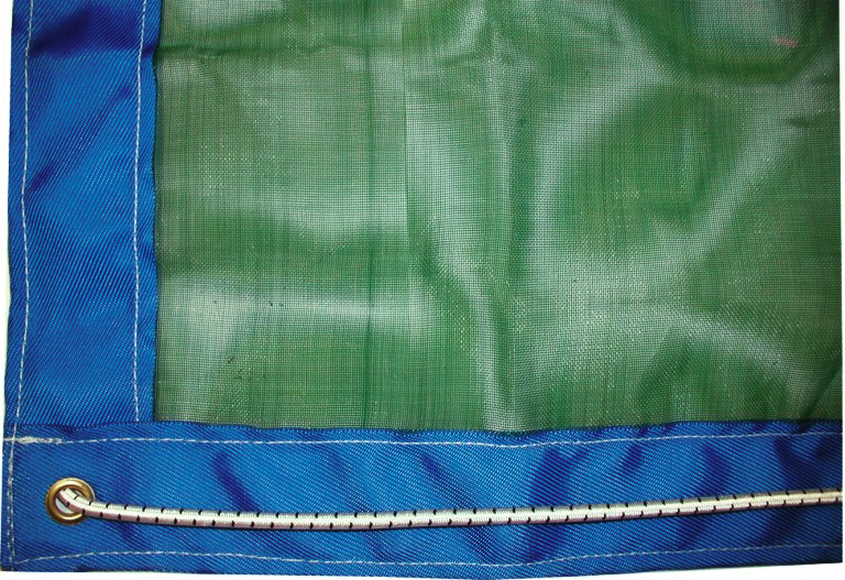 Nahaufnahme eines blauen und grünen Netzes mit einer Öse und einer durchgefädelten Kordel