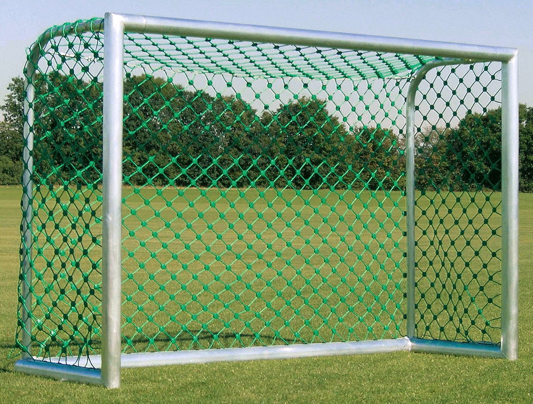 But de football en métal avec filet vert sur un terrain de sport vert
