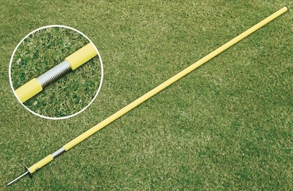 Piquet de marquage jaune avec ressort et cheville de sol sur gazon pour terrain de sport