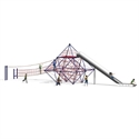 Kinder spielen auf einer großen Kletterpyramide mit Rutsche und Netzstrukturen auf einem Spielplatz.