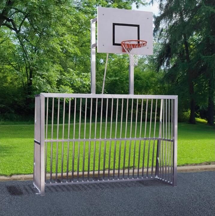 Un panier de basket-ball et un but combinés en métal dans un parc verdoyant.