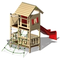 Garten-Spielhaus aus Holz mit roter Rutsche und grüner Kletterwand