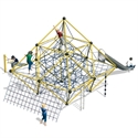 Kinder klettern auf einer großen, dreieckigen Kletterpyramide mit Netz und Rutsche auf einem Spielplatz