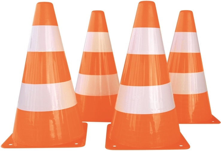 Quatre cônes de signalisation orange et blanc pour la sécurisation des routes et des chantiers