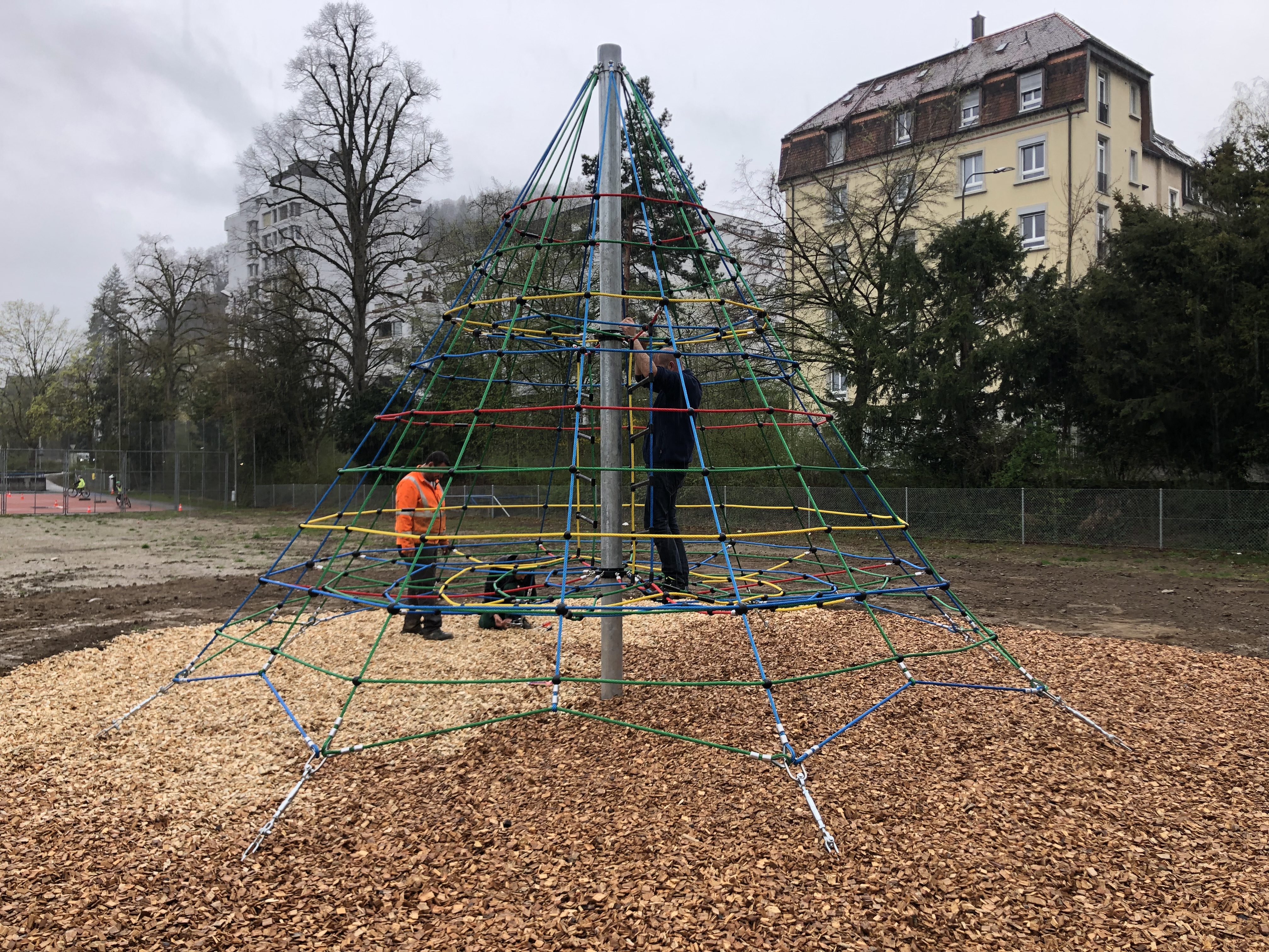 Kletterpyramide proQ Innovation betreffend Fallschutz