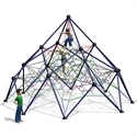 Mehrere Kinder klettern auf einem pyramidenförmigen Klettergerüst mit Netzen auf einem Spielplatz.