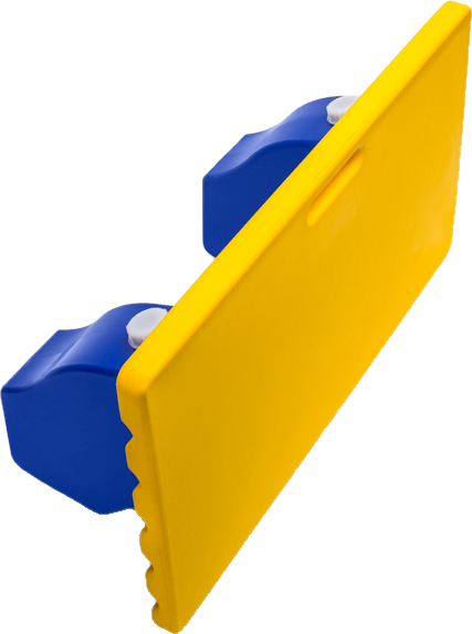 Planche de natation jaune avec poignées bleues, idéale pour les débutants en cours de natation ou en sports aquatiques.
