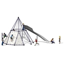 Kinder spielen auf einer Kletterpyramide mit Netz und Rutsche