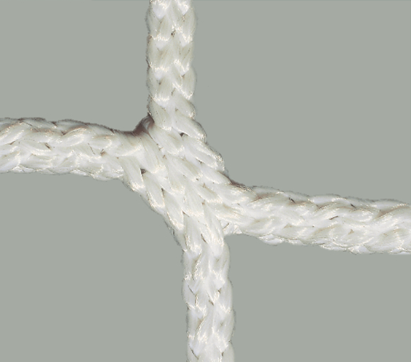 Detailansicht eines weißen, geknoteten Seils in Kreuzform, das ein Netz bildet
