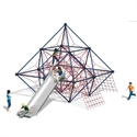 Kinder spielen auf einer Kletterpyramide mit Rutsche auf einem Spielplatz