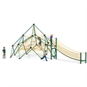 Kletterpyramide mit Netz und Rutsche, auf der Kinder spielen