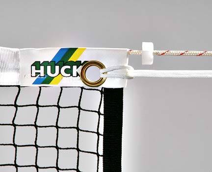 Detailaufnahme eines Volleyballnetzes mit einer stabilen Befestigung und dem Logo von Huck.