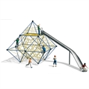 Kinder spielen auf einem pyramidenförmigen Klettergerüst mit integrierter Rutsche